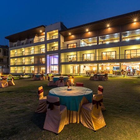 Park Safari Resort Sauraha Bagian luar foto