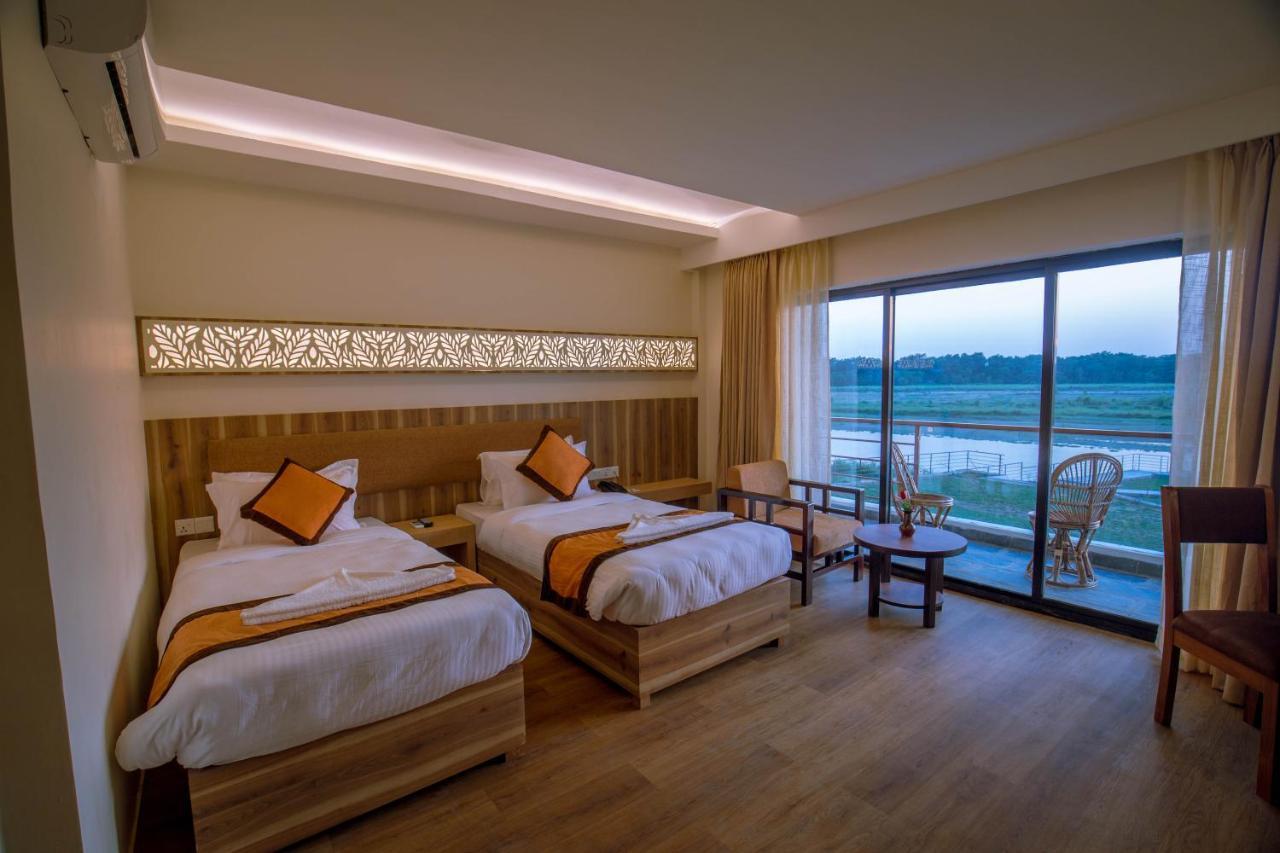 Park Safari Resort Sauraha Bagian luar foto