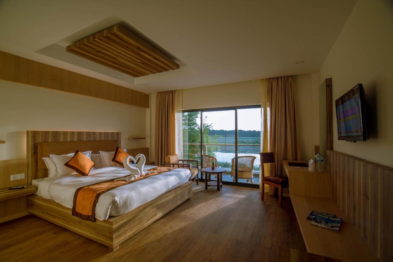 Park Safari Resort Sauraha Bagian luar foto