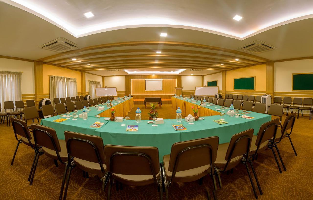 Park Safari Resort Sauraha Bagian luar foto