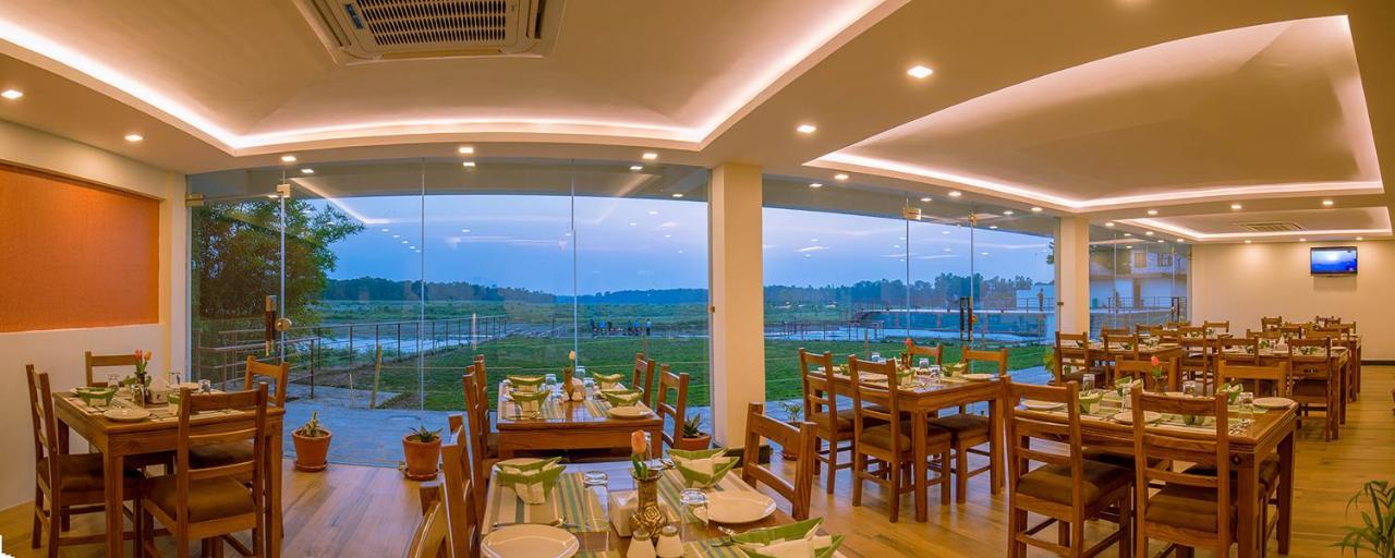 Park Safari Resort Sauraha Bagian luar foto