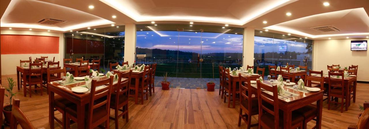 Park Safari Resort Sauraha Bagian luar foto