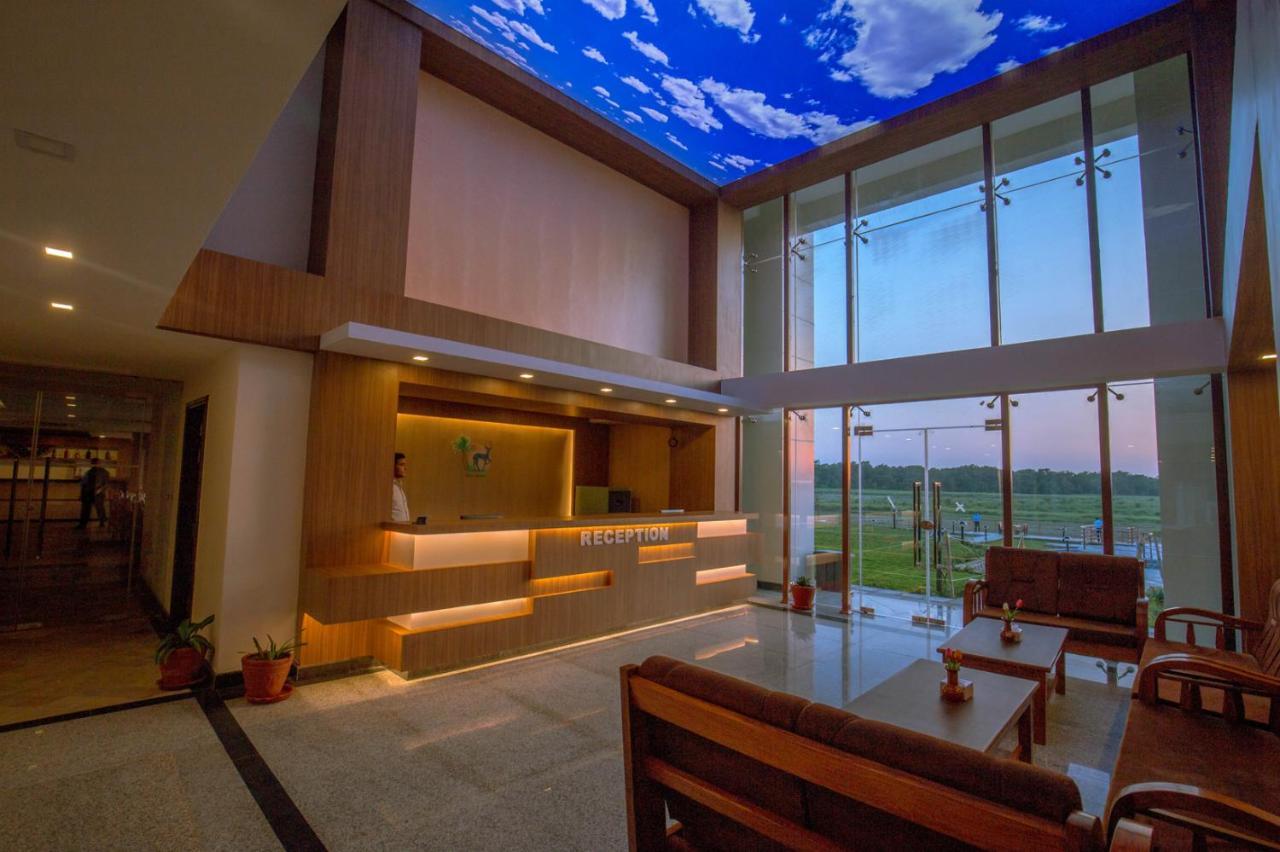 Park Safari Resort Sauraha Bagian luar foto