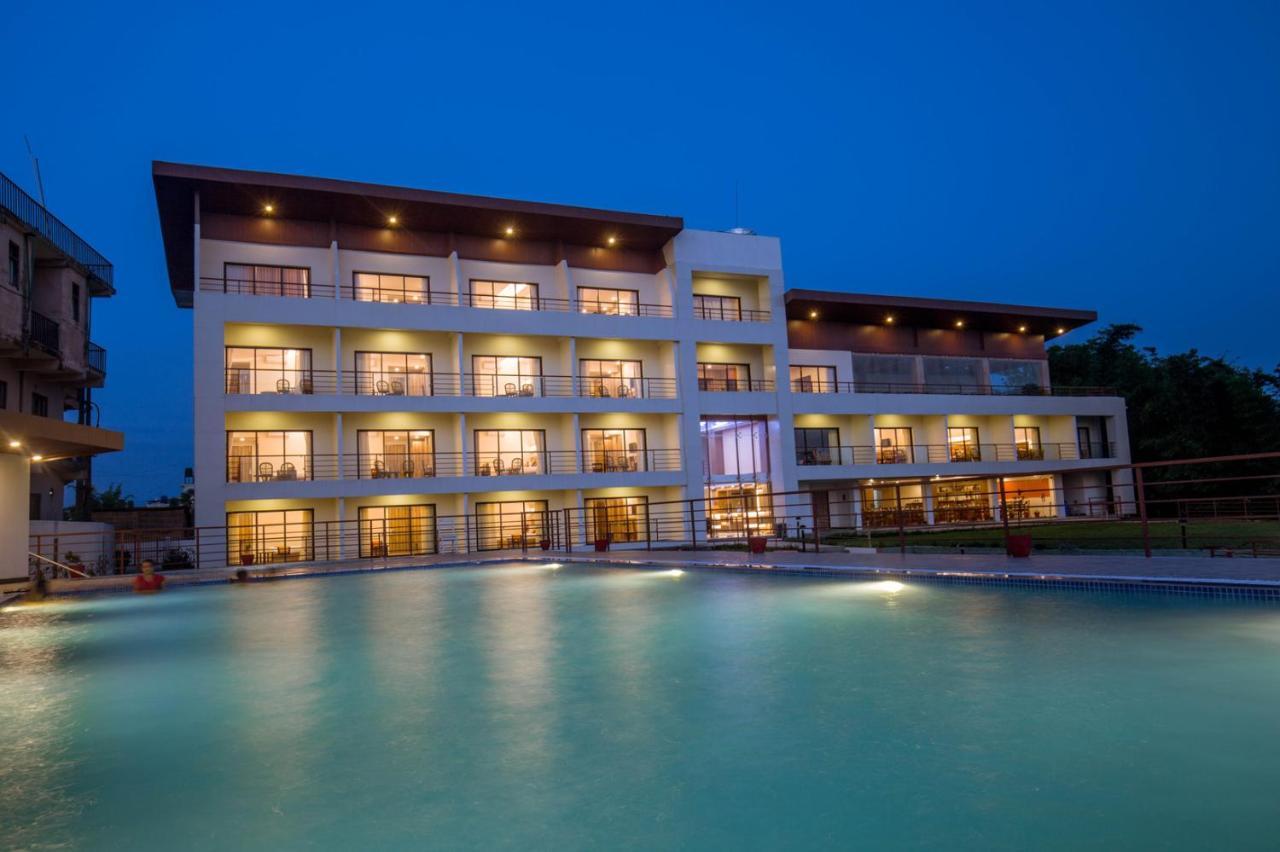 Park Safari Resort Sauraha Bagian luar foto