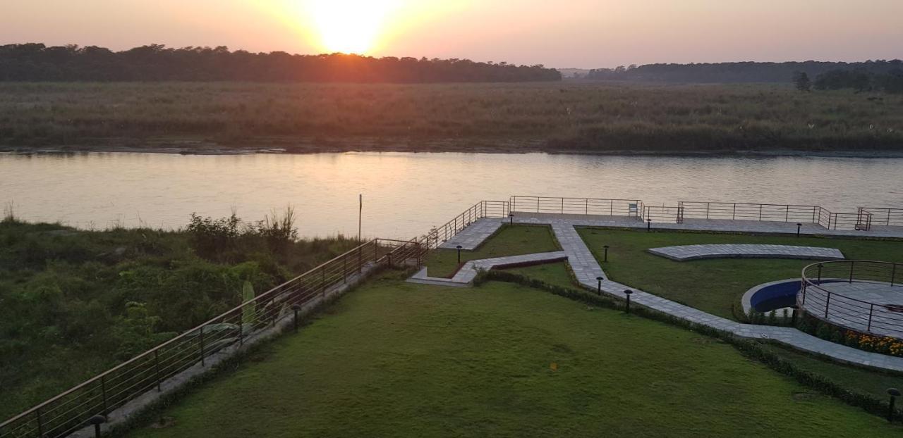 Park Safari Resort Sauraha Bagian luar foto