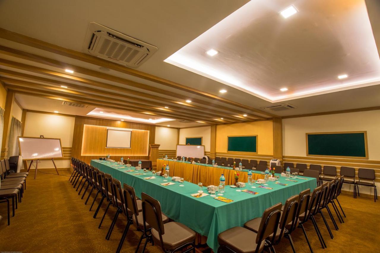 Park Safari Resort Sauraha Bagian luar foto