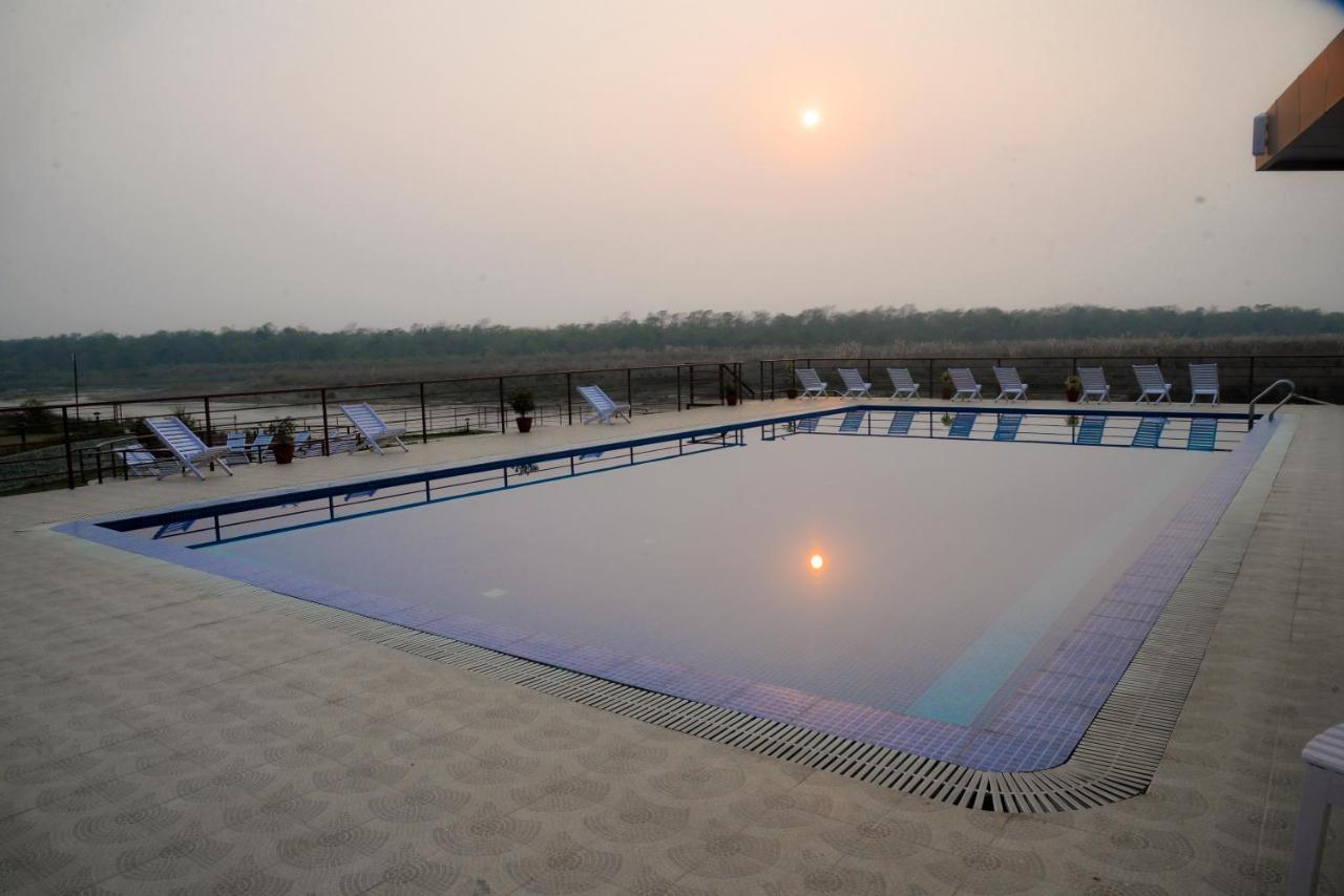 Park Safari Resort Sauraha Bagian luar foto
