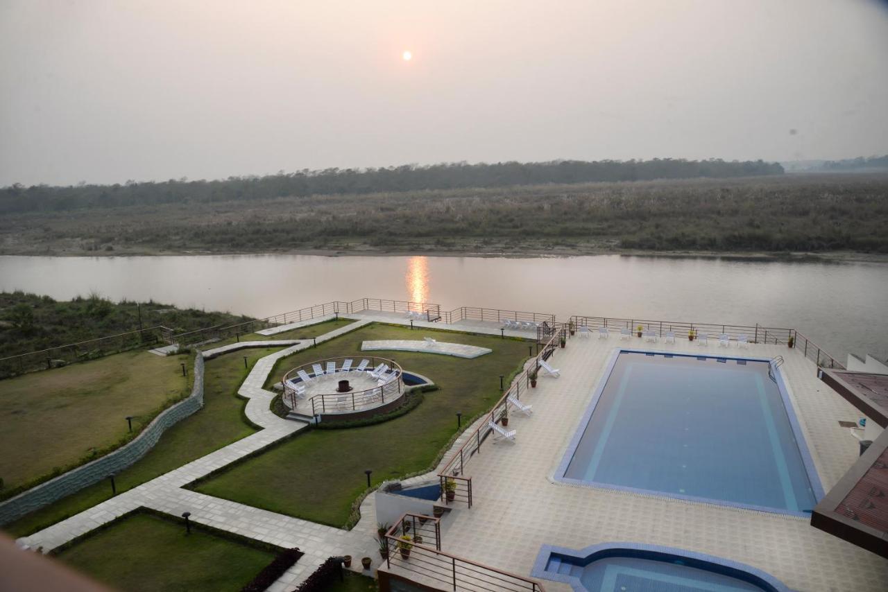 Park Safari Resort Sauraha Bagian luar foto