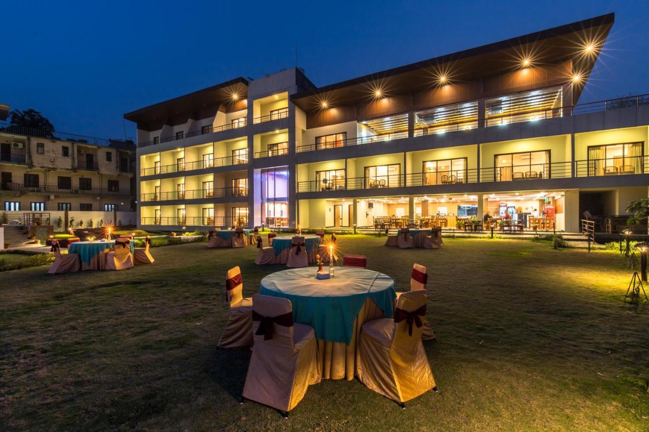 Park Safari Resort Sauraha Bagian luar foto