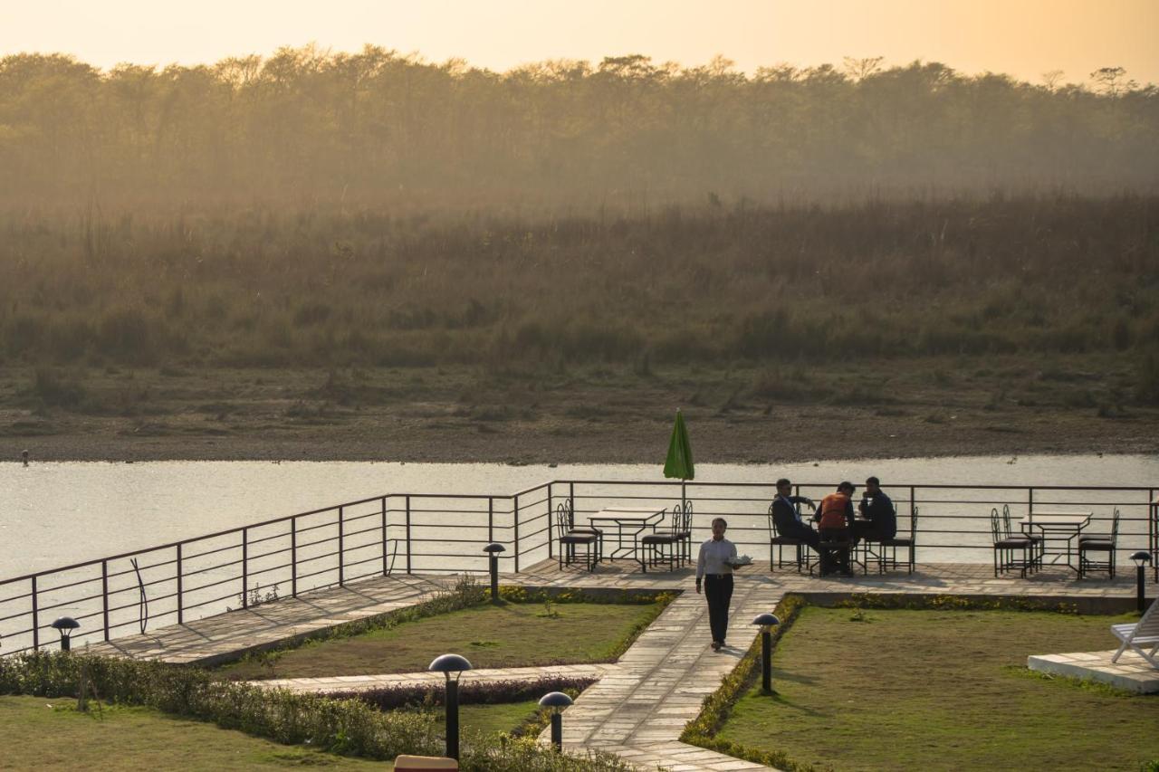 Park Safari Resort Sauraha Bagian luar foto