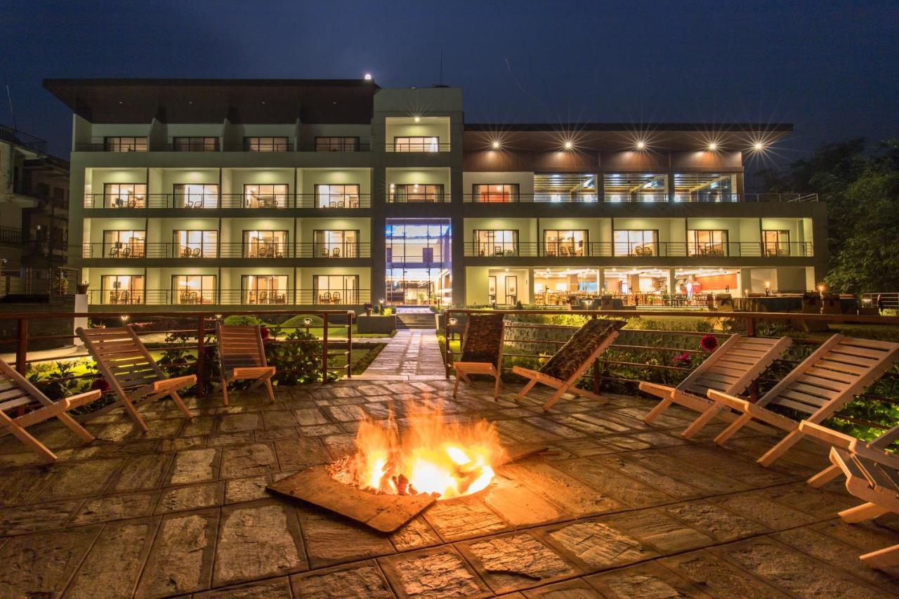 Park Safari Resort Sauraha Bagian luar foto