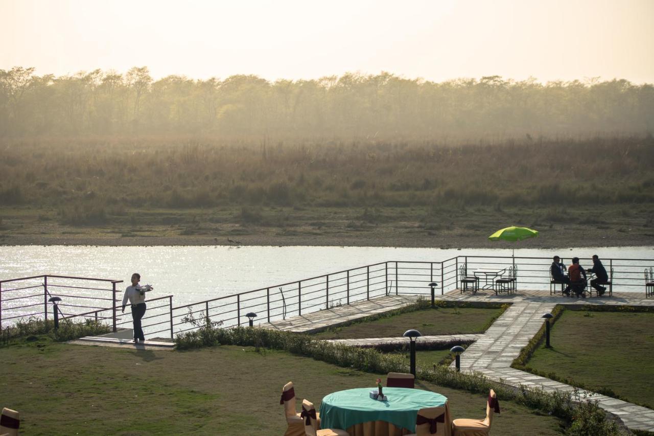 Park Safari Resort Sauraha Bagian luar foto