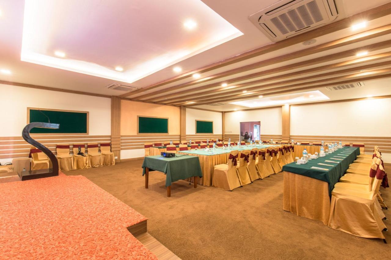 Park Safari Resort Sauraha Bagian luar foto