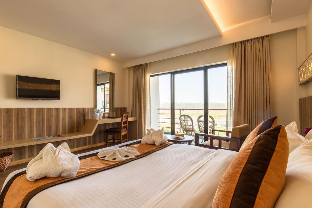Park Safari Resort Sauraha Bagian luar foto